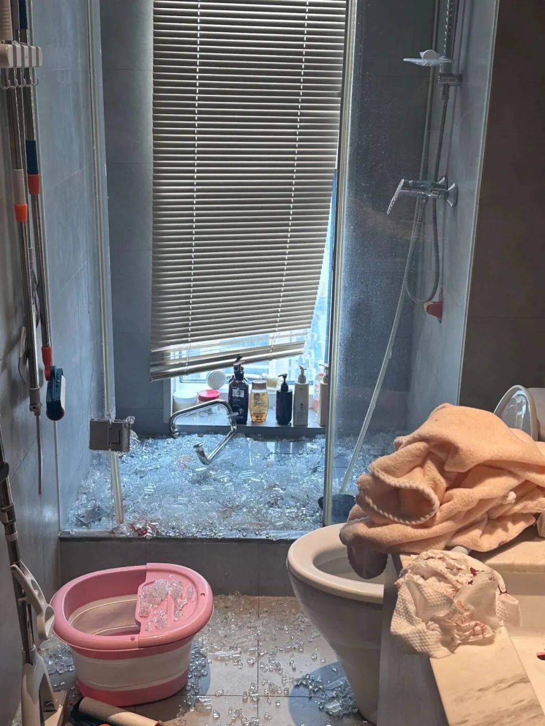 洗澡时突然爆炸<strong></p>
<p>如何做空货币</strong>，女子手筋断裂，多处缝针……家里有它快自查