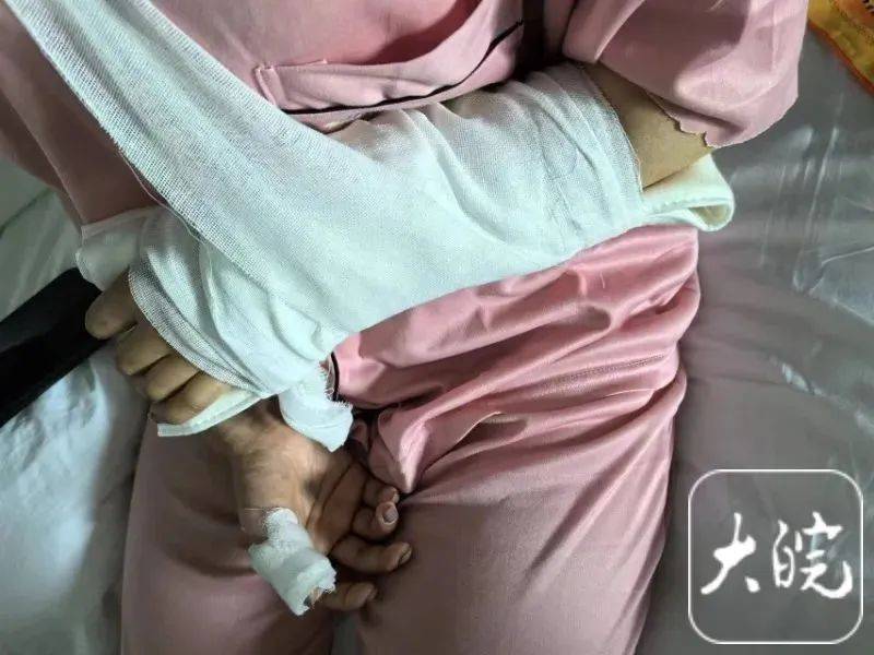 洗澡时突然爆炸<strong></p>
<p>如何做空货币</strong>，女子手筋断裂，多处缝针……家里有它快自查