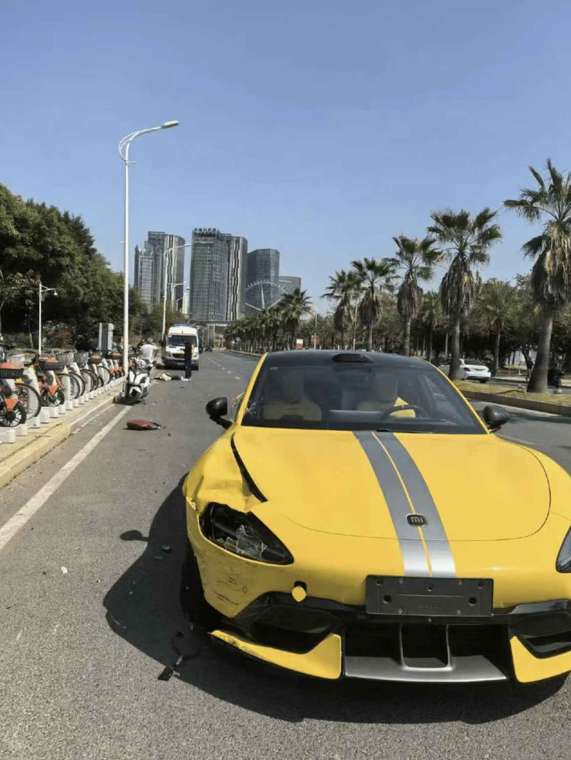 小米SU7 Ultra狂飙140km/h撞飞电动车引热议<strong></p>
<p>如何抄币</strong>，如何避免类似悲剧重演？｜热财经