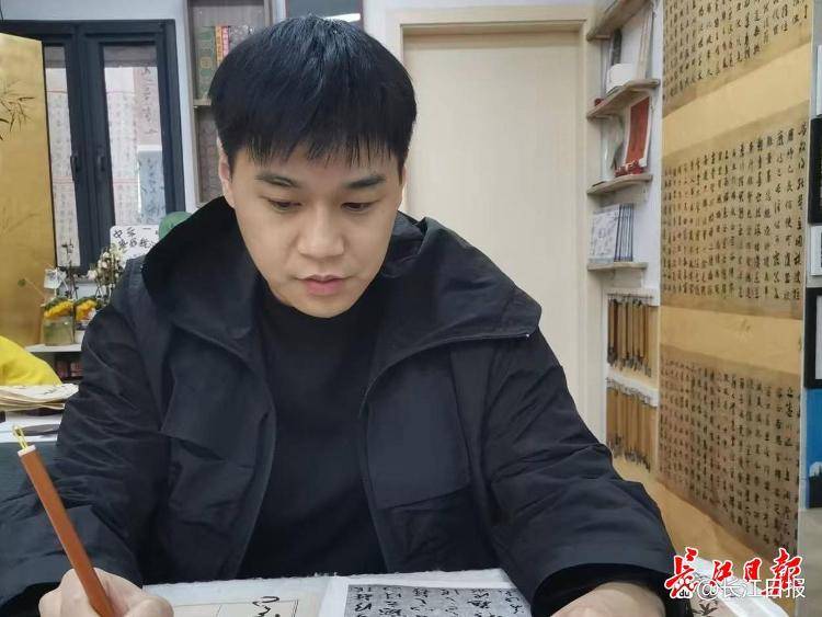 “书法可怡情<strong></p>
<p>主流币如何选</strong>，不能当饭吃”？90后小伙靠它7年还清2000万元巨债