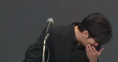 金秀贤为何在记者会上多次喝水<strong></p>
<p>如何利用行业消息去炒币</strong>，网友请DeepSeek解读