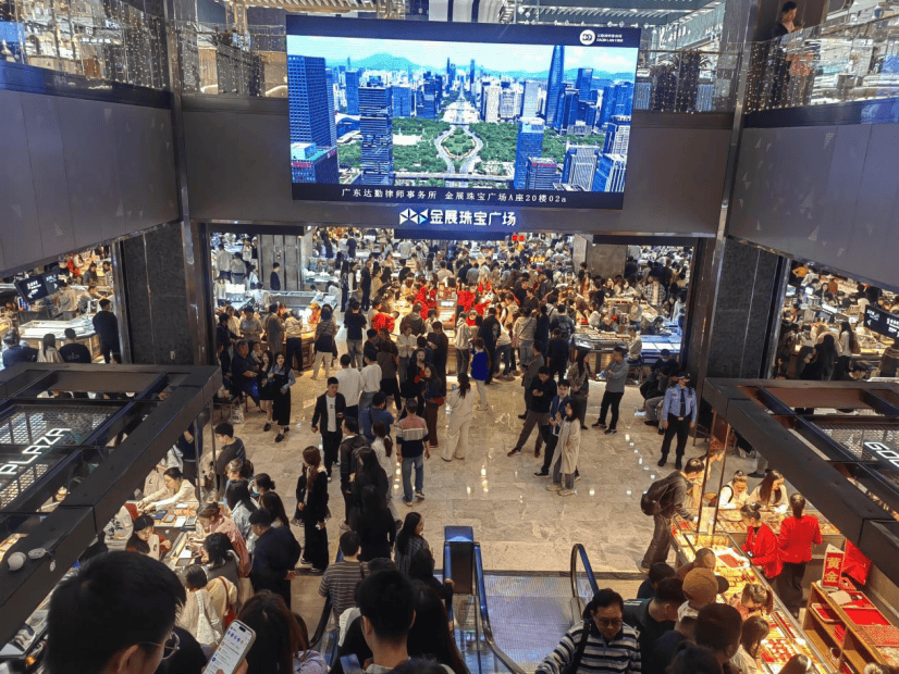 跌！跌！跌！深圳这里“人山人海”<strong></p>
<p>如何更新软件</strong>，有游客拉着行李箱扫货