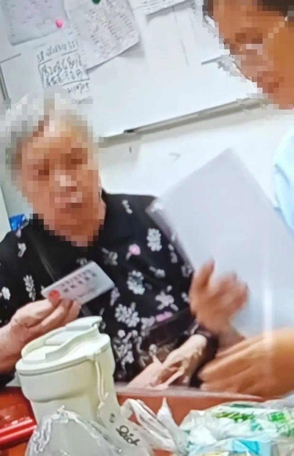 84岁老太被大女儿带出养老院<strong></p>
<p>炒币如何看盘</strong>，取光40万存款！小女儿：养老院应担责