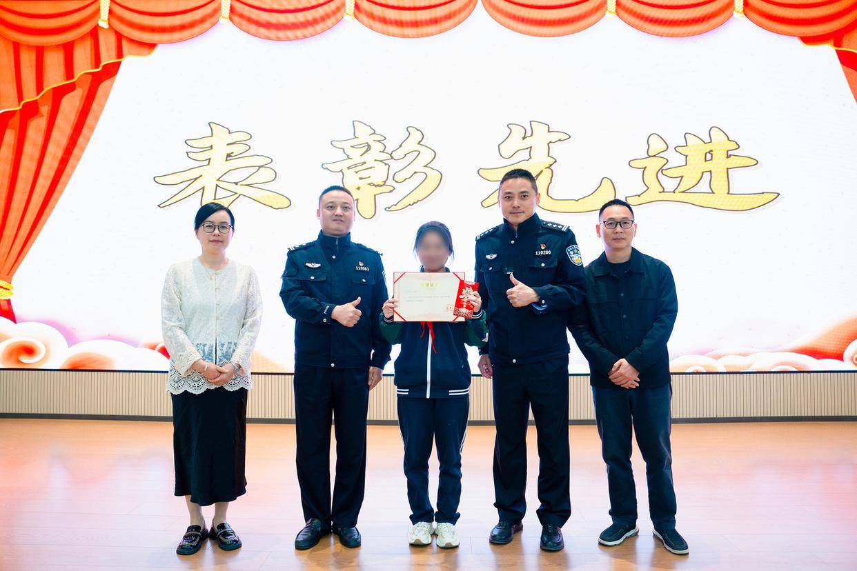 杭州一学生网购讲义夹<strong></p>
<p>币圈小白如何获取资讯</strong>，包裹里竟藏着8万元现金，背后涉及一场诈骗