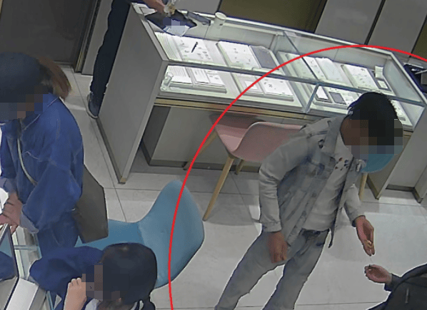 杭州大爷理发金项链不翼而飞<strong></p>
<p>货币超发如何保值</strong>，金属探测器都用上了，谁偷的？
