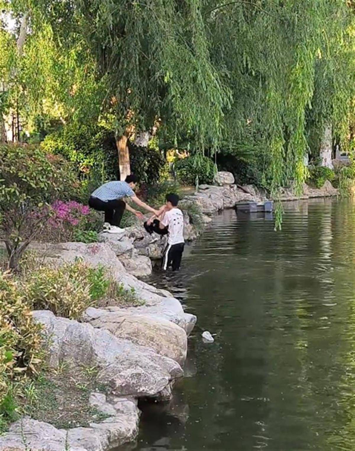 徐州一女童落水被救起<strong></p>
<p>91币怎么获得</strong>，家长赶来先责怪孩子，救人者：家长当时吓坏了，后来已道谢