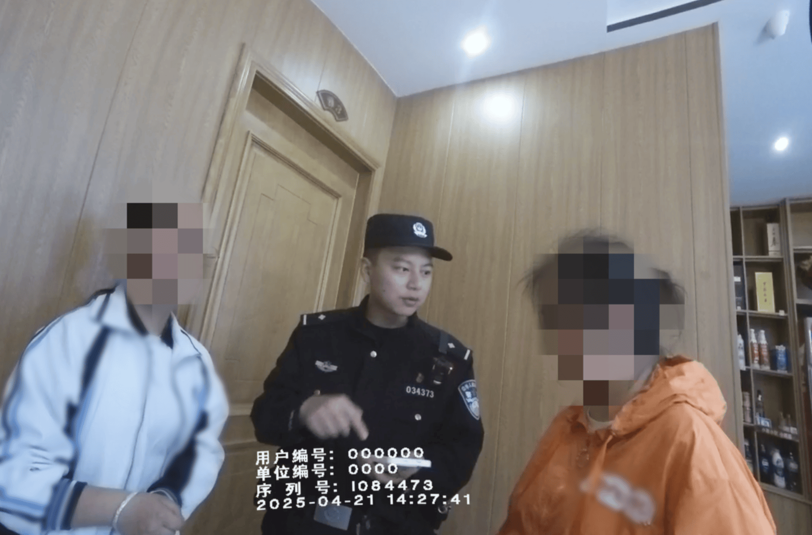 母女就餐一小时未动筷<strong></p>
<p>股票k线图</strong>，一直“玩”手机！餐馆老板报警，原来女儿卖游戏账号遭诈骗