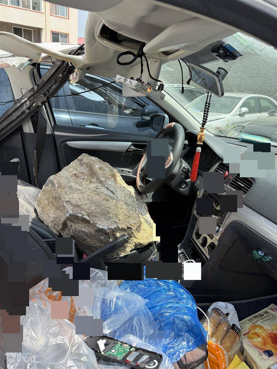 洛阳一家四口返家途中私家车被山体落石砸中<strong></p>
<p>股票k线图</strong>，36岁父亲当场遇难，当地政府已成立工作专班