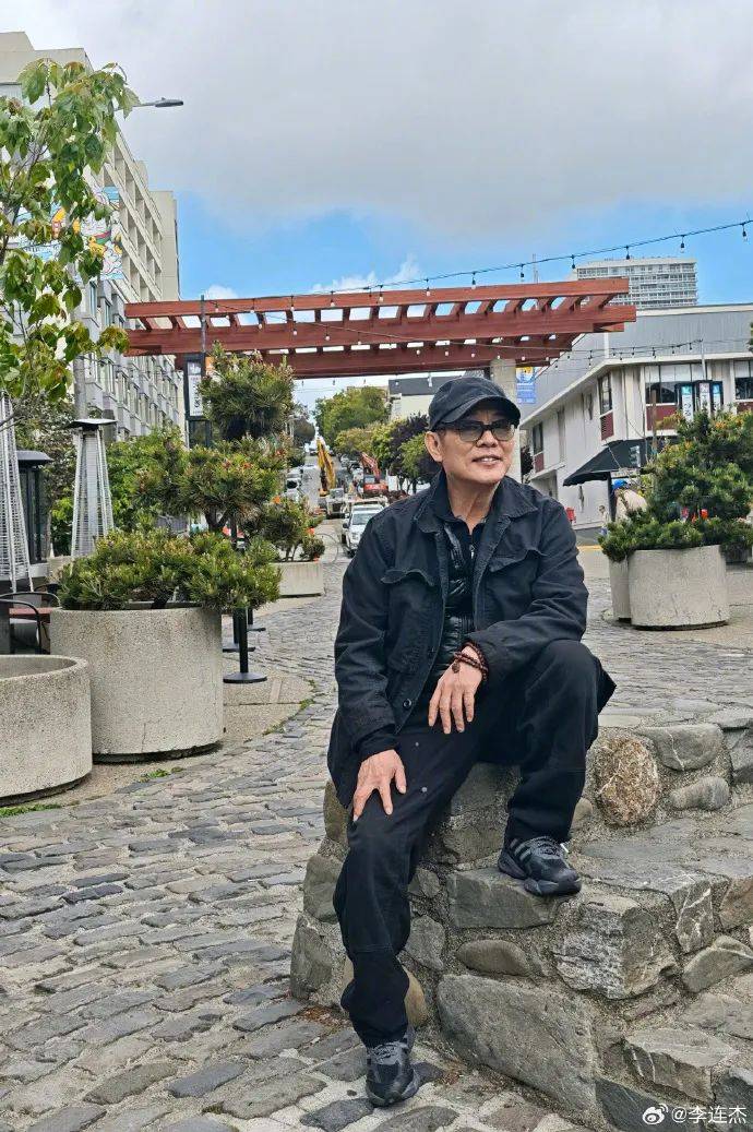 62岁李连杰晒图“炫耀”：三女儿给我拍的<strong></p>
<p>股票k线图</strong>！可以给摄影师加鸡腿么