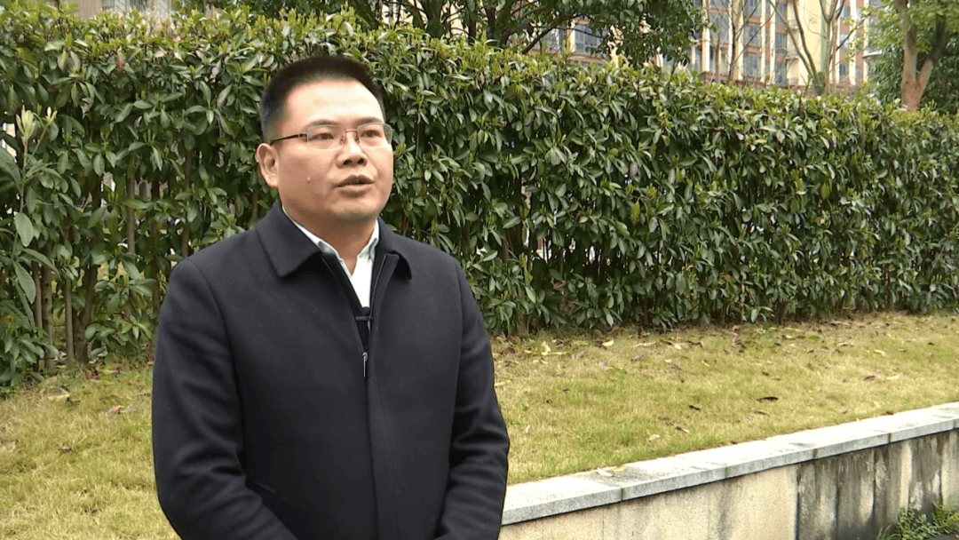中央指导组进驻当天<strong></p>
<p>股票k线图</strong>，两名干部顶风作案