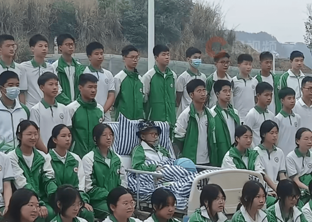 最好的德育课！四川南充初三男生重病住院<strong></p>
<p>怎么买币</strong>，全班同学为其步行从学校到医院拍毕业照