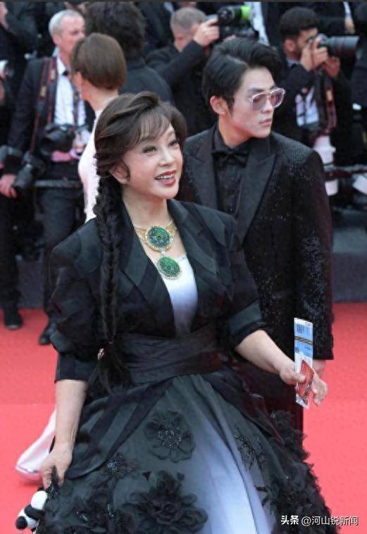 74岁刘晓庆戴上亿翡翠<strong></p>
<p>怎么买币</strong>，称霸戛纳！前男友：她随便卖个钱都花不完