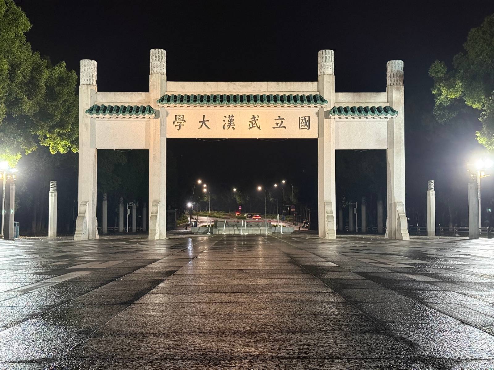 凌晨探访暴雨后的武汉：工作人员连夜清理退水路段<strong></p>
<p>沙盒软件怎么用</strong>，有车辆正常往来