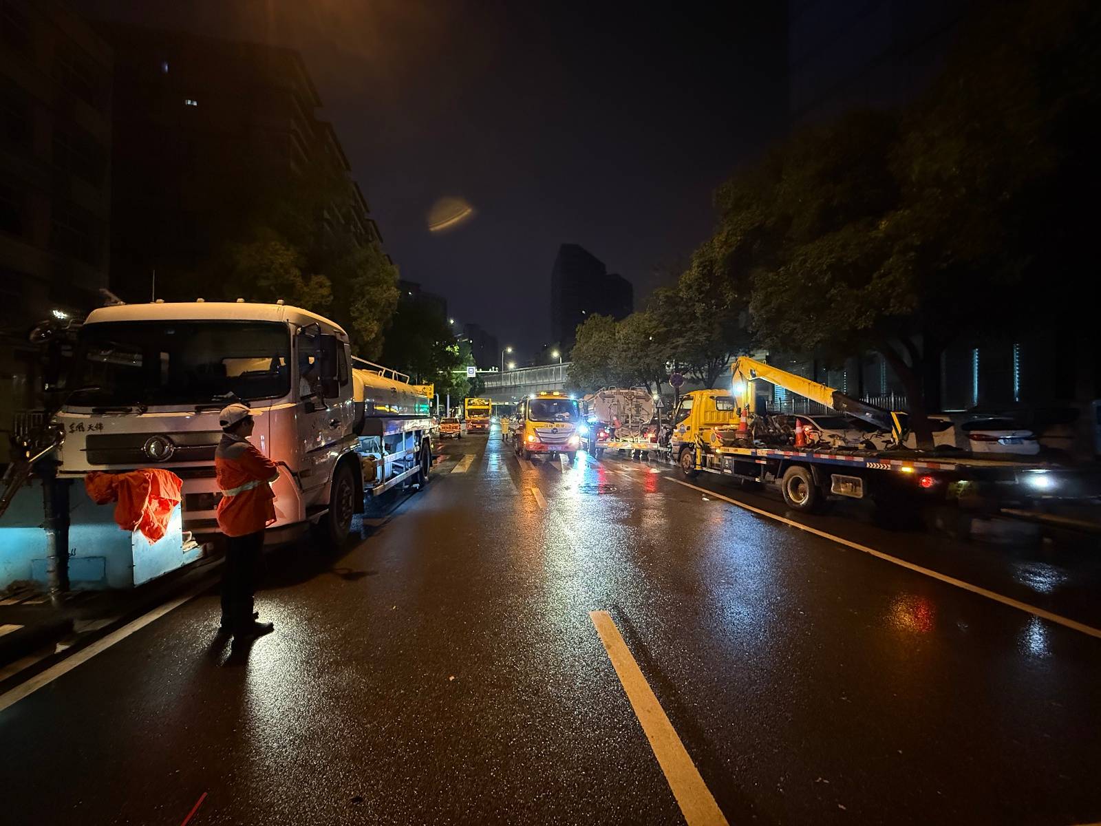 凌晨探访暴雨后的武汉：工作人员连夜清理退水路段<strong></p>
<p>沙盒软件怎么用</strong>，有车辆正常往来