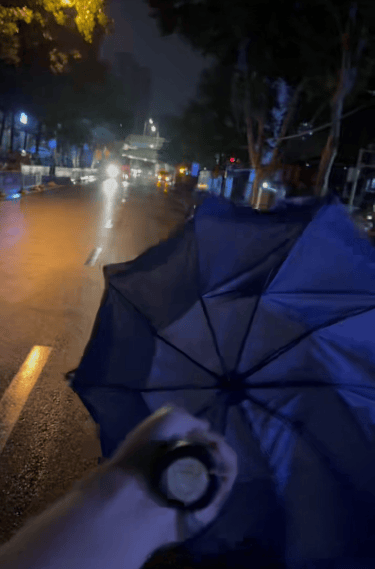 凌晨探访暴雨后的武汉：工作人员连夜清理退水路段<strong></p>
<p>沙盒软件怎么用</strong>，有车辆正常往来