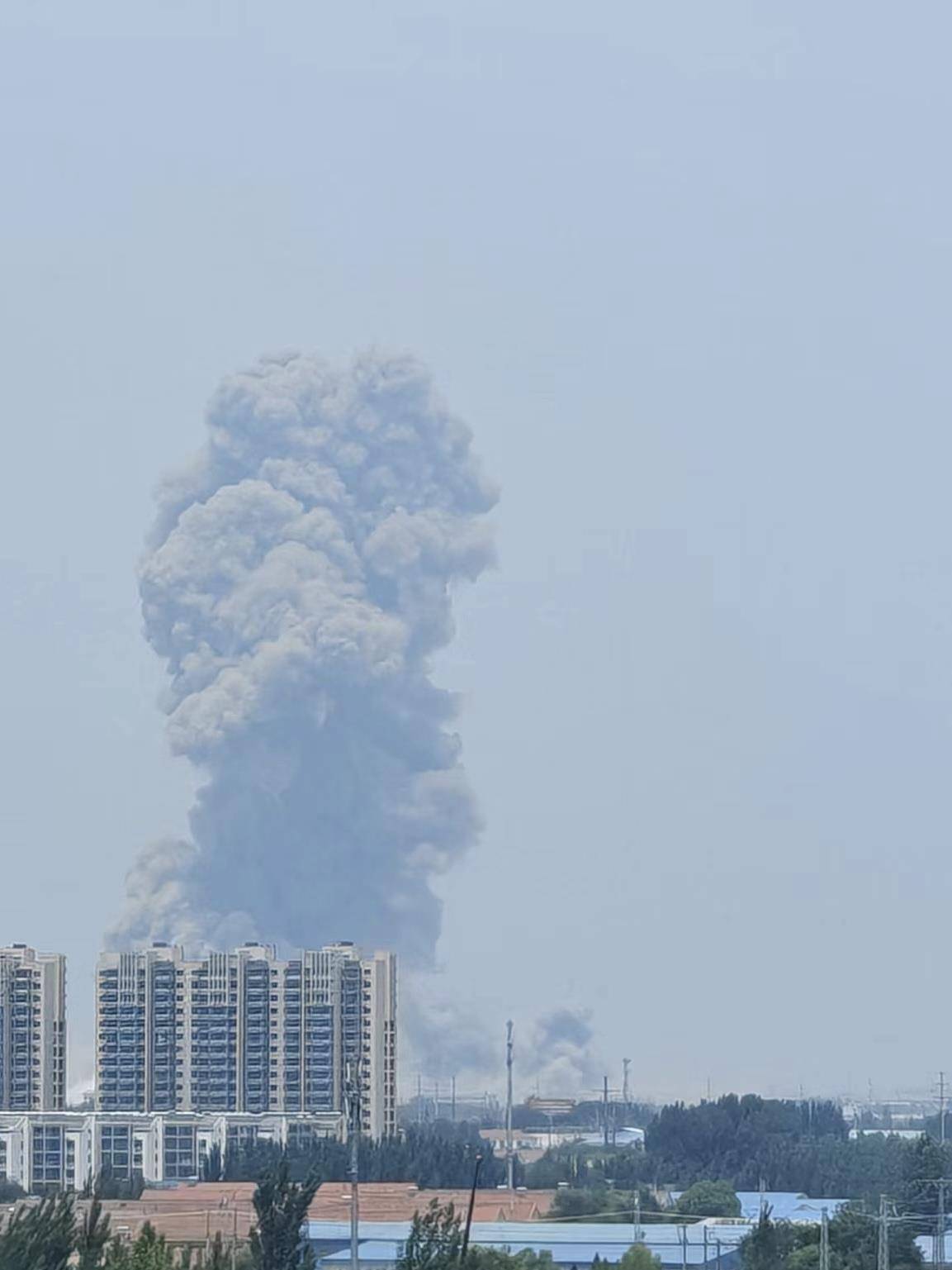 山东高密一化工车间发生爆炸<strong></p>
<p>币乎</strong>，一公里外饭店窗户被震碎，当地：现场已疏散完毕，具体情况核实中