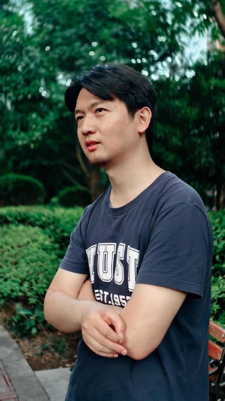 “初恋在读博时去世”<strong></p>
<p>债券怎么交易的</strong>，湖北小伙领奖台上讲述自己的爱情故事感动全网