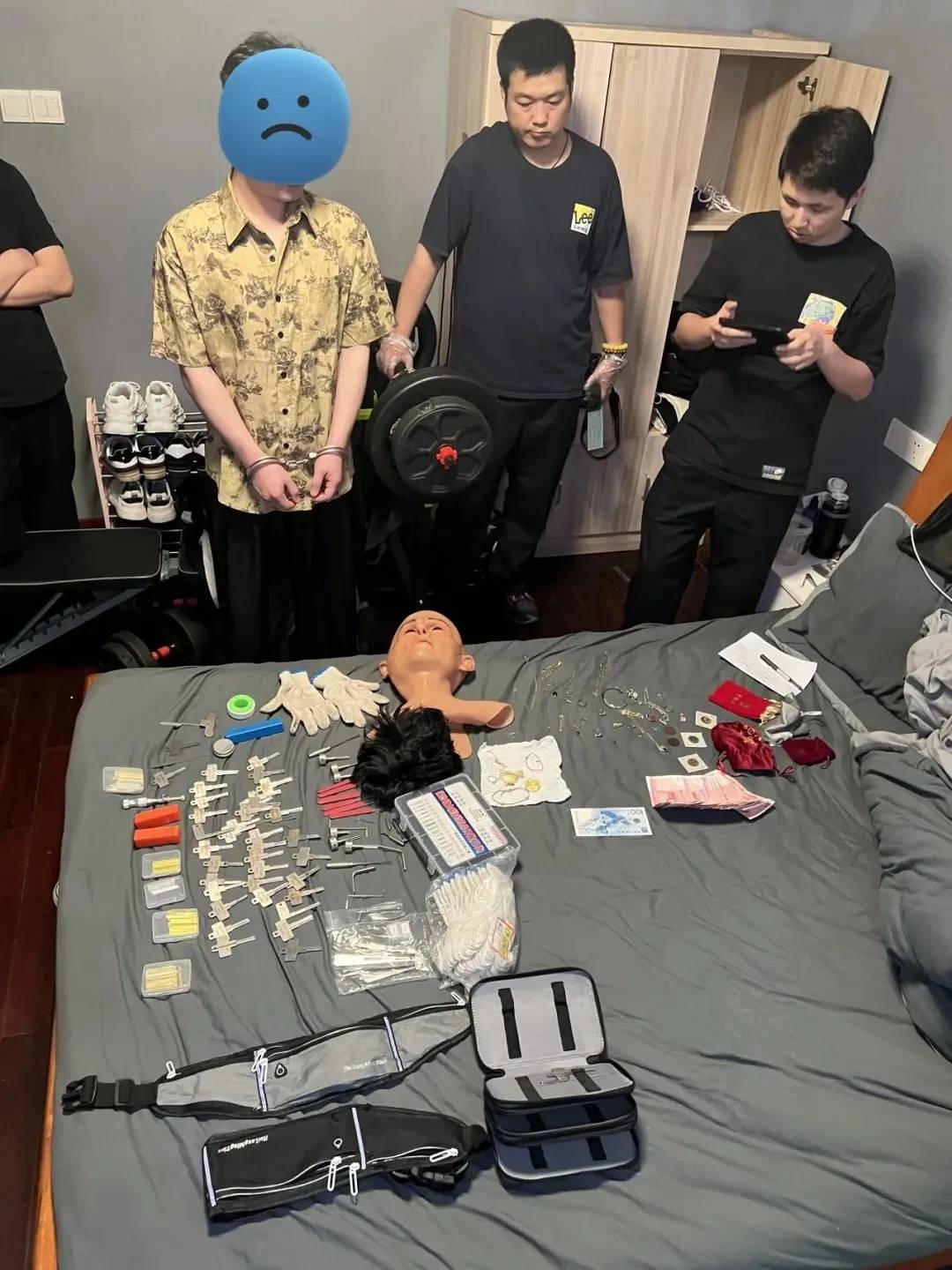 江苏一男子戴仿真“人皮”面具入室盗窃<strong></p>
<p>y币怎么刷</strong>，流窜多个小区作案，涉案金额达15万余元