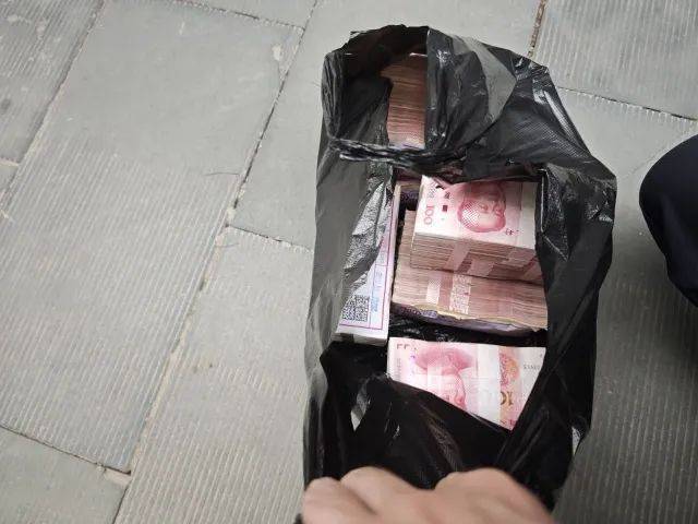 数不过来<strong></p>
<p>交易指数怎么换算</strong>，取出的现金摆满柜台！杭州接连发生两起，警方紧急提醒