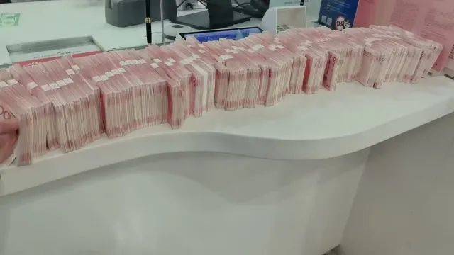 数不过来<strong></p>
<p>交易指数怎么换算</strong>，取出的现金摆满柜台！杭州接连发生两起，警方紧急提醒