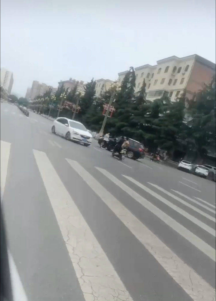 宝鸡一社区书记闹市飞车追撞女子<strong></p>
<p>抖币怎么用</strong>，两路人遭殃送医，警方已介入