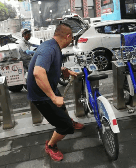 女游客疑被蛇咬伤身亡后<strong></p>
<p>币响bx怎么换钱</strong>，博主“啊宝”讲毒蛇1天涨粉190万