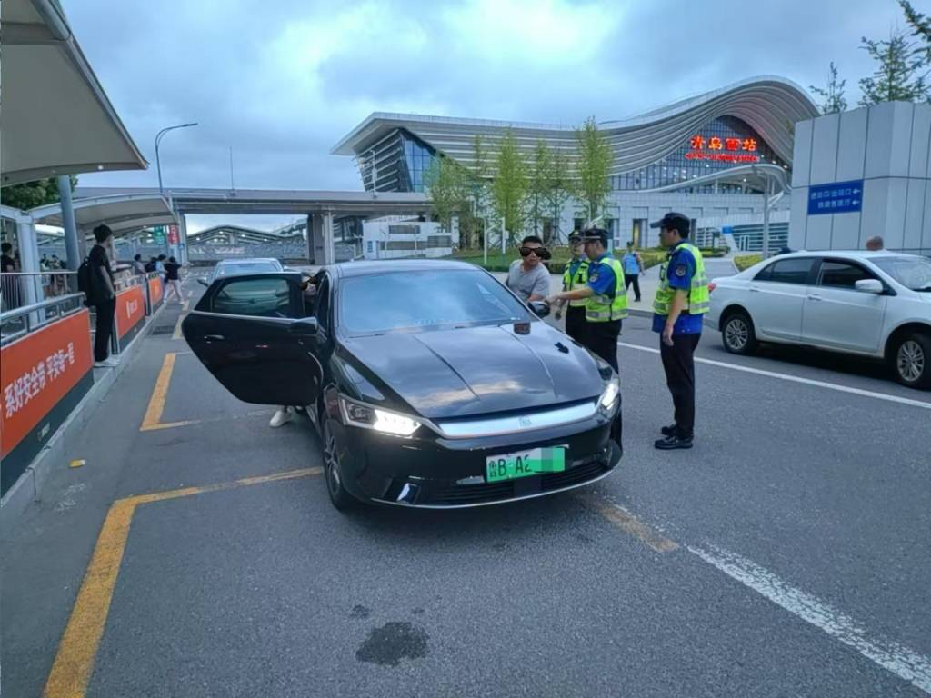 车不动计价器还在“跑”<strong></p>
<p>香港虚拟货币交易平台</strong>，青岛一辆出租车安装“跑得快”被查处