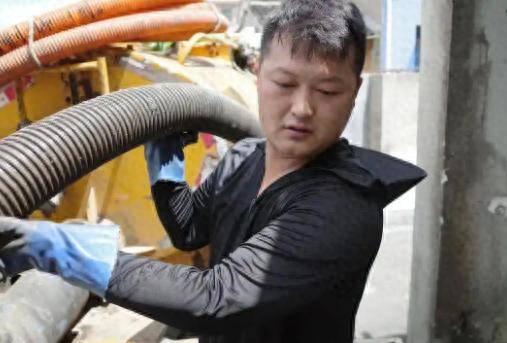 河声丨上班开粪车下班开奔驰<strong></p>
<p>虚拟货币上市</strong>？职业尊严不应由财富标定