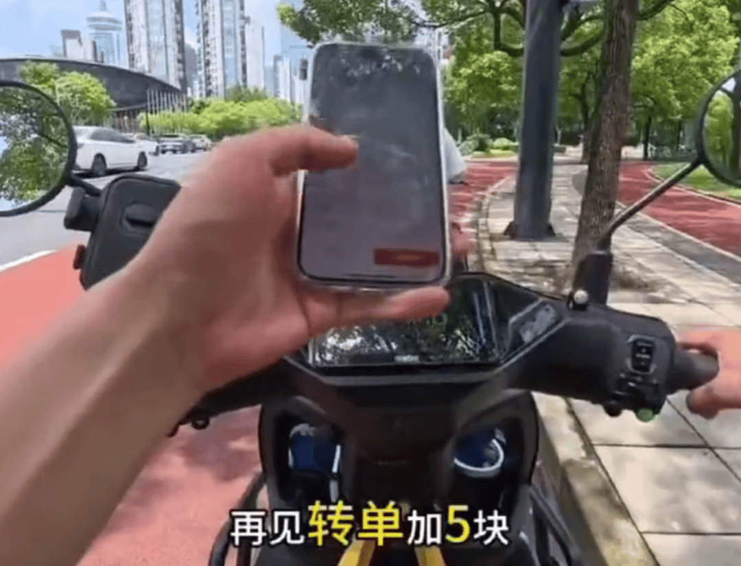 上海一小区被外卖员集体“拉黑”：进小区须乘摆渡车<strong></p>
<p>浏览器</strong>，送单保安全程陪同，其余骑手在车内等，致订单频繁超时；平台：已尝试与物业沟通
