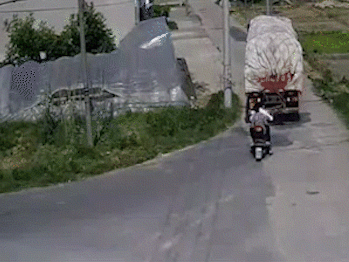 苏州一男孩骑行被货车卷入车底<strong></p>
<p>以太坊区块中文浏览器</strong>！江苏交规：12周岁才可骑自行车上路