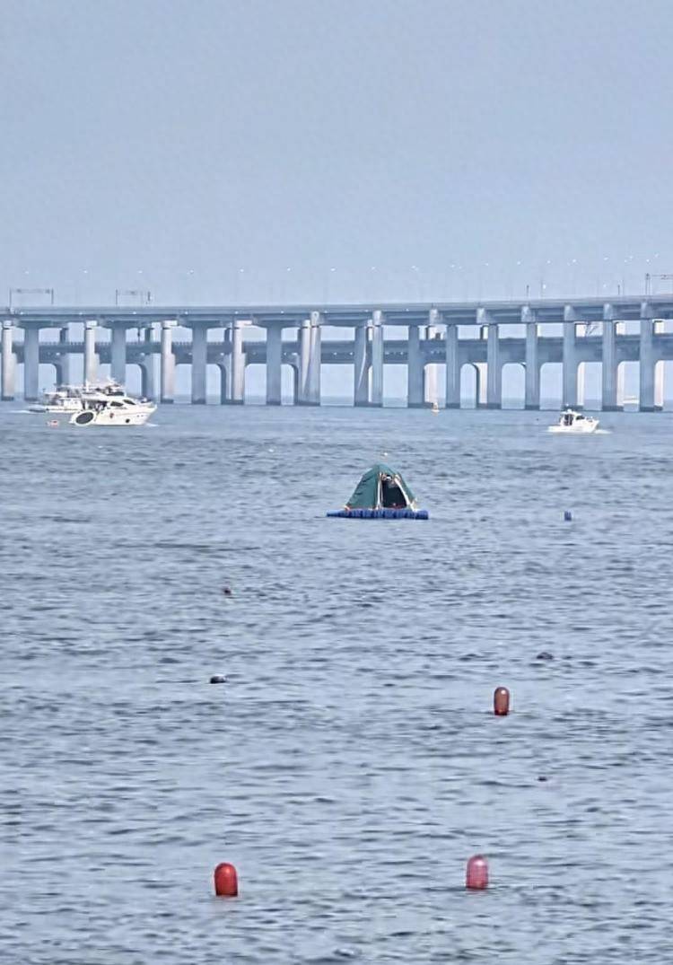 游客在海面搭建移动帐篷露营<strong></p>
<p>以太坊今日价格行情</strong>，大连海警：不违规，但需注意安全