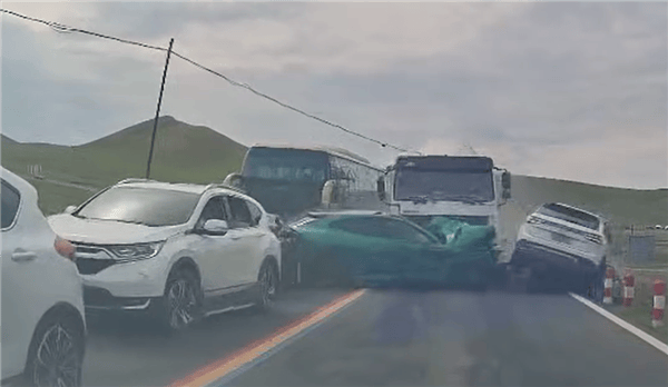 水泥罐车疑失控连撞对向多车<strong></p>
<p>以太坊区块浏览器</strong>，小米YU7被正面撞击受损严重，车主拍下现场：小米保了我的命