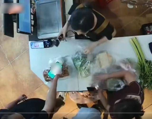 湖北13岁男孩超市制止插队遭男子猛踹<strong></p>
<p>以太坊币今日价格</strong>，母亲回应